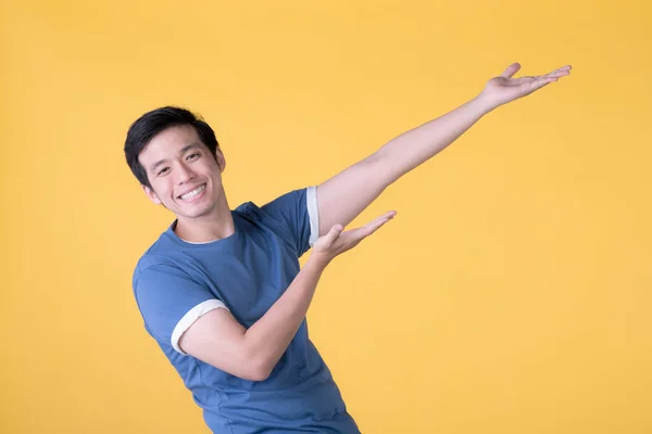 Šťastný Asijský Muž Ukazuje Prsty Nahoru Prázdné Kopírovací Prostor Pro — Stock fotografie