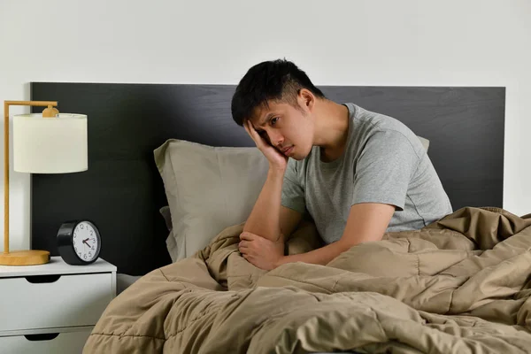 Déprimé Jeune Homme Asiatique Assis Dans Lit Peut Pas Dormir — Photo