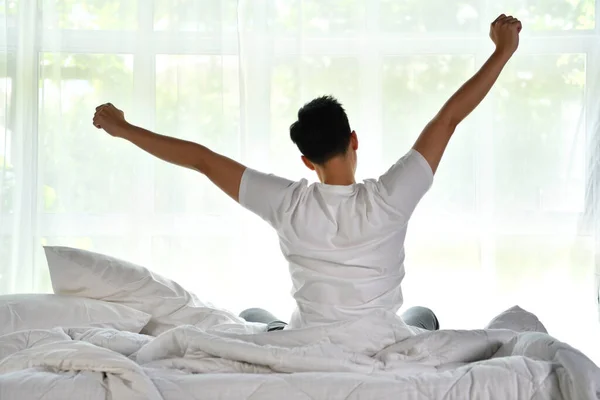 Asiatico Uomo Svegliarsi Mattina Seduta Letto Stretching — Foto Stock