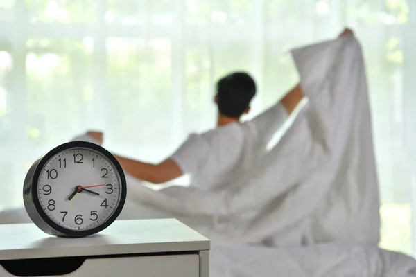 Uomo Svegliarsi Mattina Seduto Sul Letto Stretching Concentrarsi Sulla Sveglia — Foto Stock