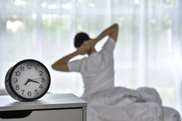 Homme Réveillant Matin Assis Sur Lit Étirant Concentrer Sur Réveil — Photo