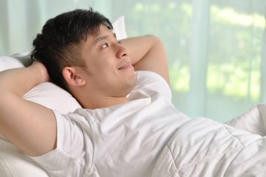 Mutlu Asyalı bir adamın portresi Sabah uyandığında