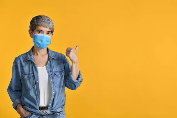Szczęśliwy Średnim Wieku Azji Kobieta Nosi Maskę Chirurgiczną Dla Wirusa — Zdjęcie stockowe