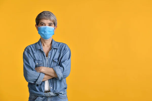 Szczęśliwy Średnim Wieku Azji Kobieta Noszenie Maski Chirurgicznej Dla Wirusa — Zdjęcie stockowe