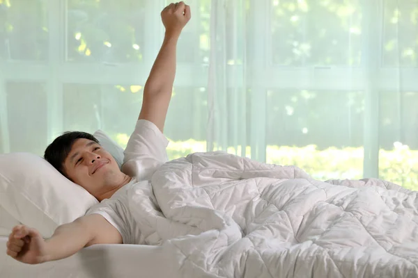 Asiatico Uomo Stretching Letto Dopo Wake Mattina — Foto Stock