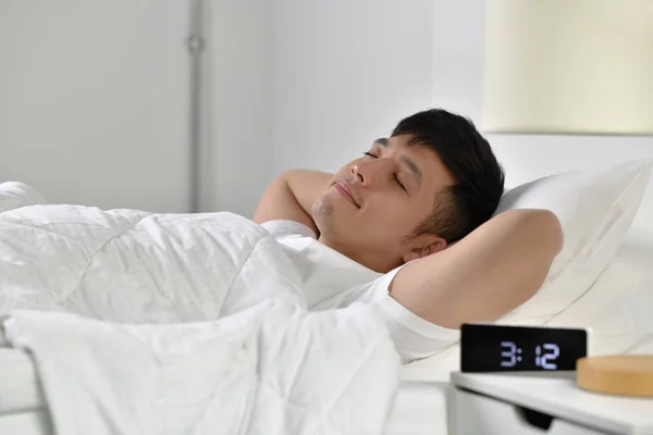 Молодий Чоловік Азії Спить Ліжку — стокове фото