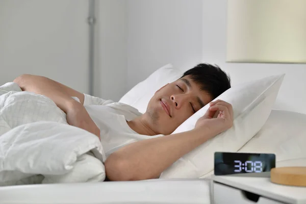 Beau Jeune Asiatique Homme Dormir Dans Lit — Photo
