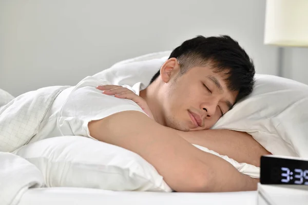 Beau Jeune Asiatique Homme Dormir Dans Lit — Photo