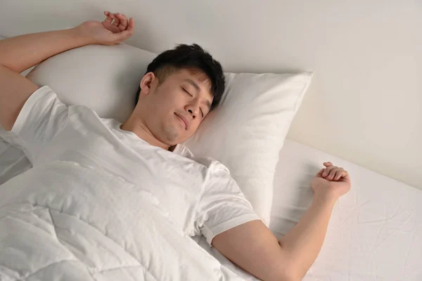 Bello Giovane Asiatico Uomo Dormire Letto — Foto Stock