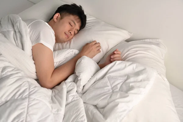 Przystojny Młody Azji Człowiek Śpi Łóżko — Zdjęcie stockowe