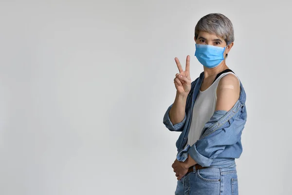 Szczęśliwa Azjatka Średnim Wieku Nosząca Maskę Chirurgiczną Dla Wirusa Korony — Zdjęcie stockowe