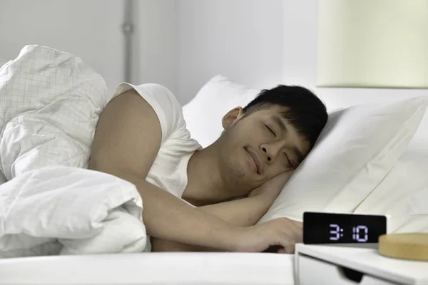 Beau Jeune Asiatique Homme Dormir Dans Lit — Photo