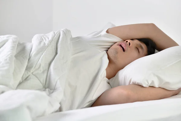 Jonge Aziatische Man Slapen Snurken Luid Liggend — Stockfoto