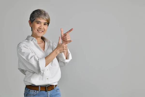 Mulher Asiática Meia Idade Apontando Dedos Para Cima Espaço Vazio — Fotografia de Stock