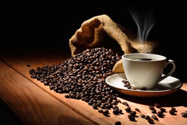 Kahve fincanı ve kahve çekirdeği.