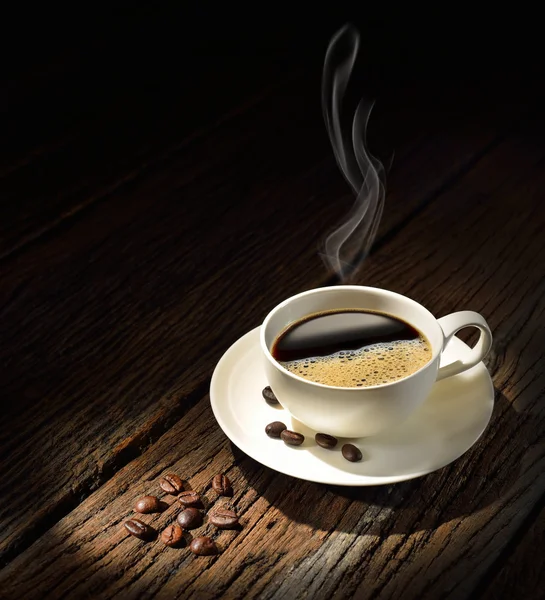Kahve fincanı ve kahve çekirdeği. — Stok fotoğraf