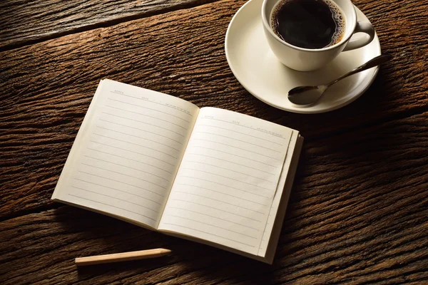 空白のメモ帳とコーヒー カップ — ストック写真