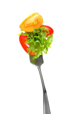 Beyaz izole çatal üzerinde karışık salata