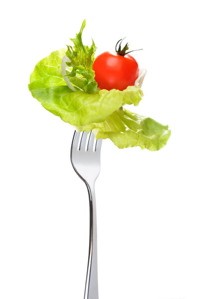 Смешанный салат на вилке, изолированный на белом
