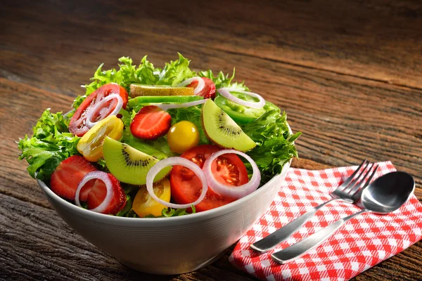 Groente- en fruitsalade — Stockfoto