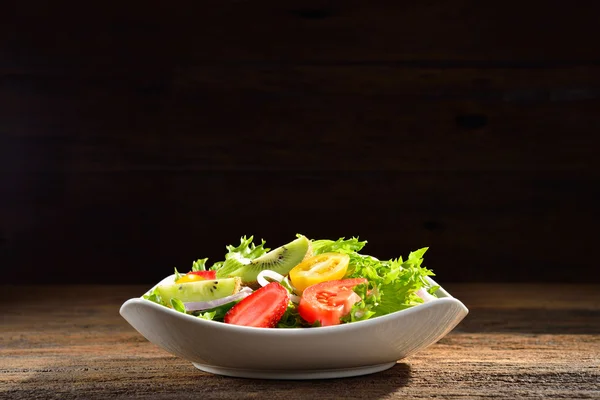Ovocný a zeleninový salát — Stock fotografie