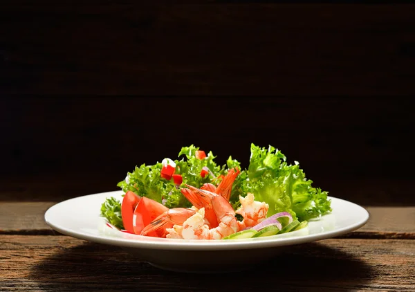 Ovocný a zeleninový salát na talíři — Stock fotografie