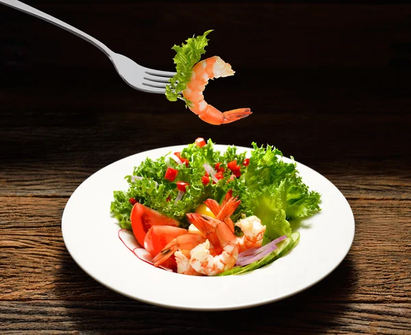 Salade de fruits et légumes dans une assiette — Photo