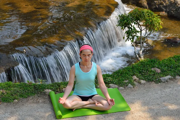 Mujer practicando yoga —  Fotos de Stock