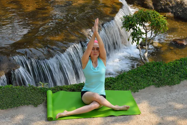 Mujer practicando yoga —  Fotos de Stock