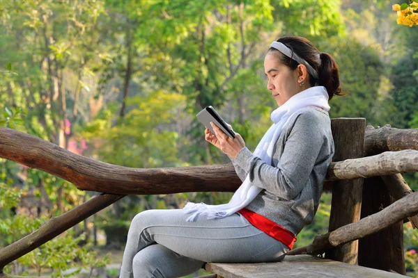 Femme utilisant un ordinateur tablette — Photo