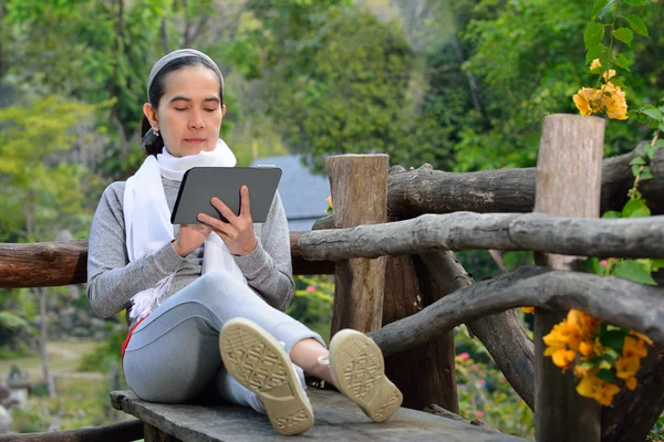 Mulher usando computador tablet — Fotografia de Stock