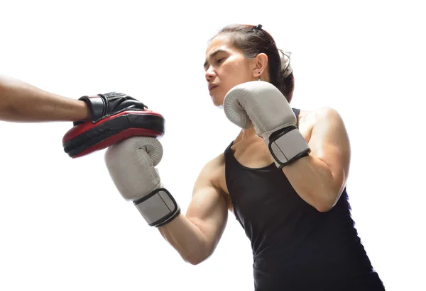 Mulher perfurando boxing almofadas — Fotografia de Stock