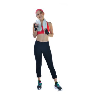 Kadın egzersiz havlu ve su ile