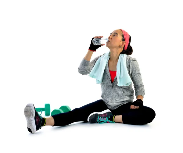 Mujer con toalla de ejercicio y agua —  Fotos de Stock