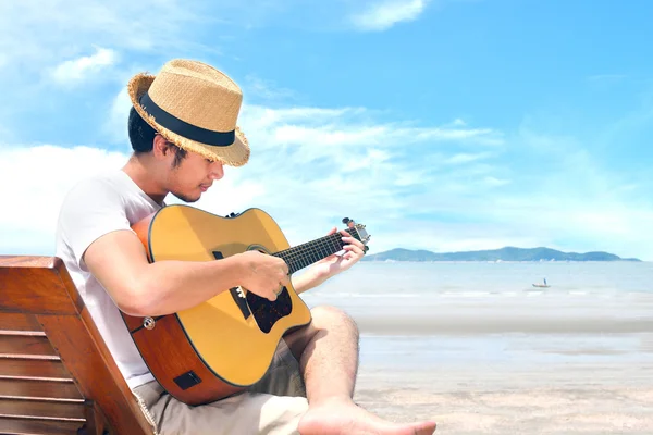 Hombre en la playa — Foto de Stock