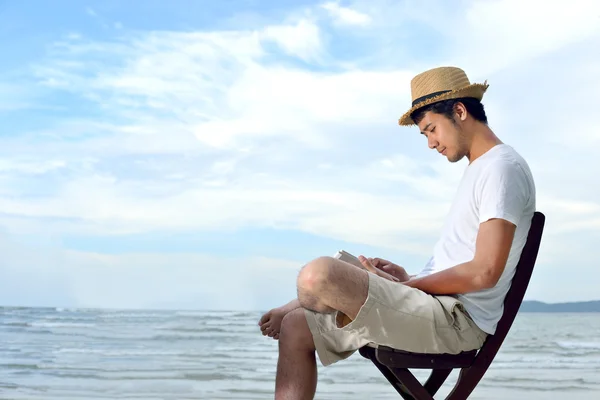 Homme sur la plage — Photo