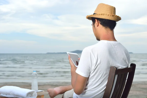 Mężczyzna na plaży — Zdjęcie stockowe