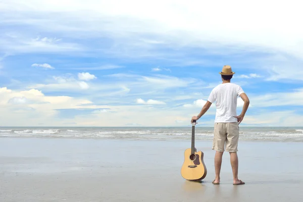 Hombre en la playa — Foto de Stock