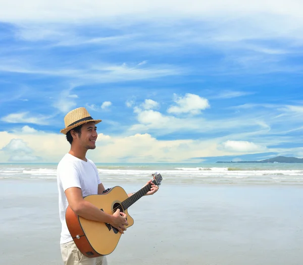 Hombre en la playa — Foto de Stock