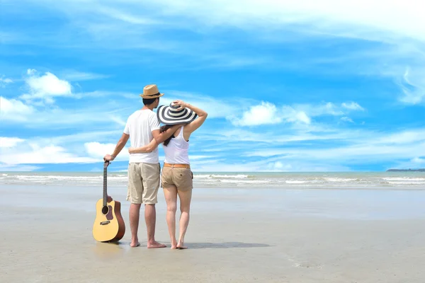 Coppia sulla spiaggia — Foto Stock