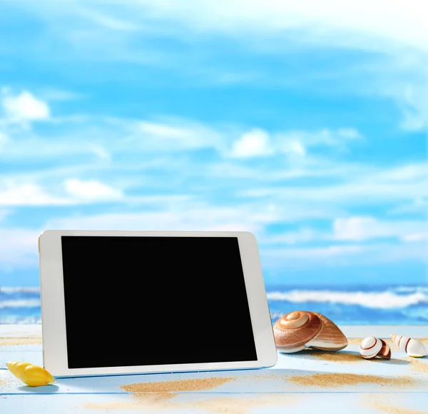 해변에서 태블릿 컴퓨터 — 스톡 사진