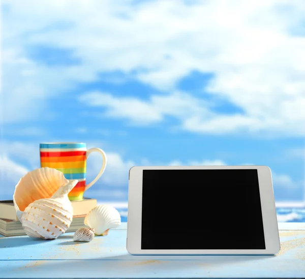 해변에서 태블릿 컴퓨터 — 스톡 사진