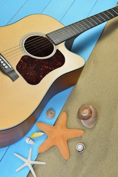 해변에서 어쿠스틱 기타 — 스톡 사진