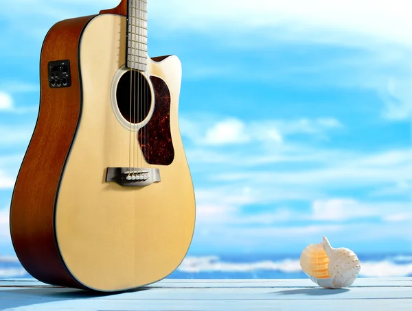 Акустична гітара на пляжі — стокове фото