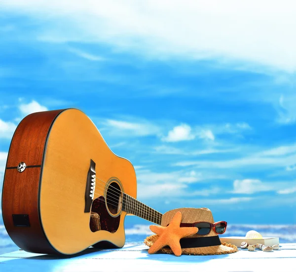 समुद्रकिनारावर ध्वनी गिटार — स्टॉक फोटो, इमेज