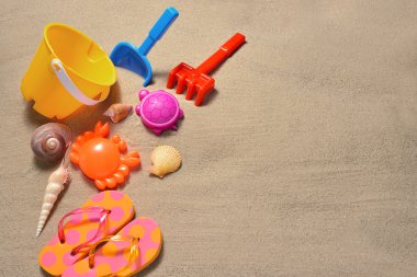 Kumlu sahilde plaj oyuncakları