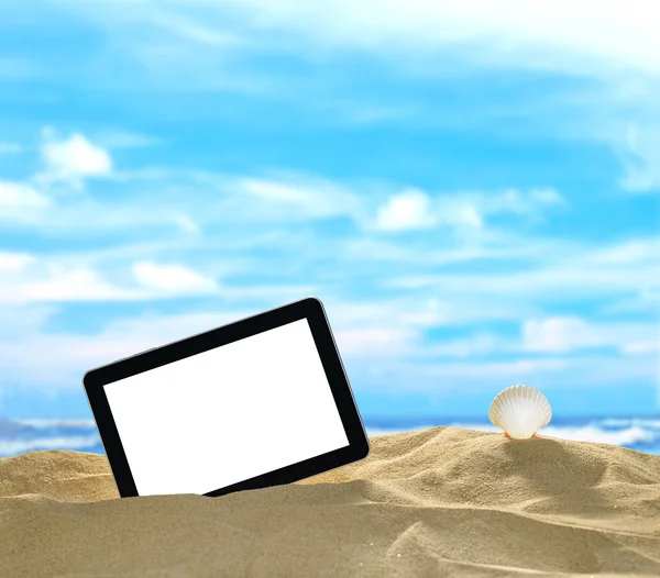 Компьютер на пляже — стоковое фото