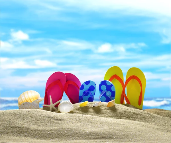 Infradito sulla spiaggia di sabbia — Foto Stock