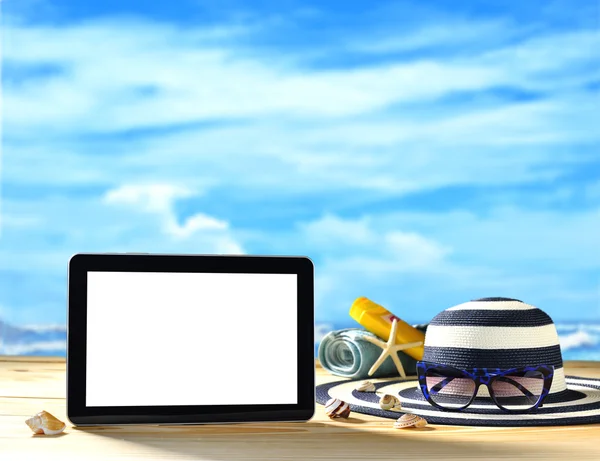 Tablet PC op het strand — Stockfoto