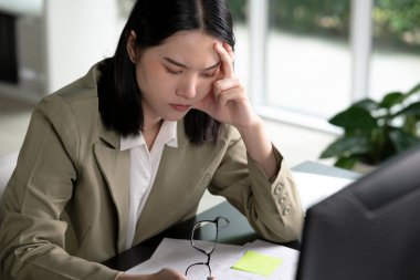 İşten dolayı stresli görünen genç Asyalı iş kadını, ofiste çalışan genç iş kadını aşırı yorgun ve bitkin hissediyor, Sağlık Bakanlığı sendromu konsepti